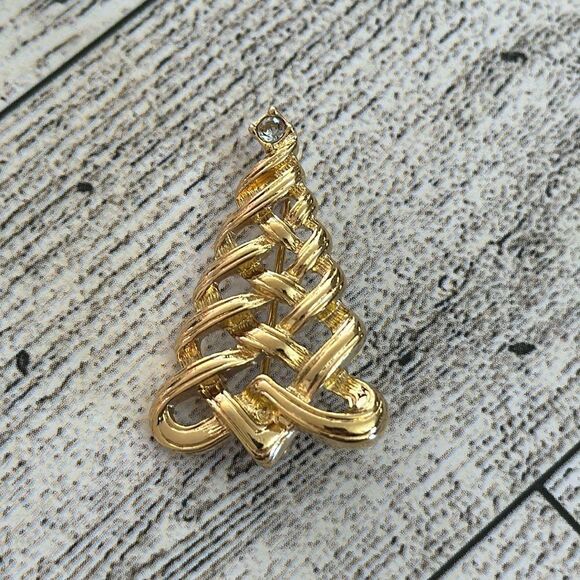 Avon Gold Tone Christmas Tree Pin/Brooch - Picture 1 of 3